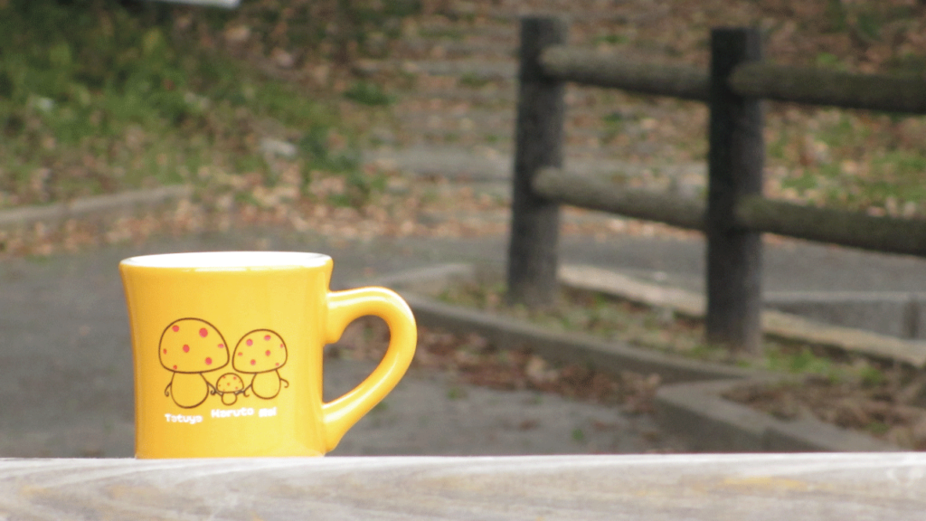 公園でデートをする恋するきのこ　マグカップ　恋するふたりの夢玉手箱のデザインです。