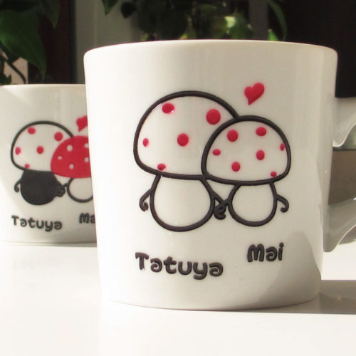 太陽の下、元気はつらつ恋するきのこは夢玉手箱独自のデザインです。